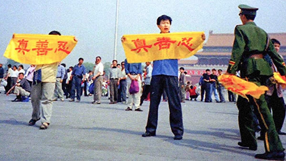 成千上萬的法輪功學員冒著生命危險，在北京天安門廣場上和平請願，打出寫著「真善忍」的橫幅。（明慧網）