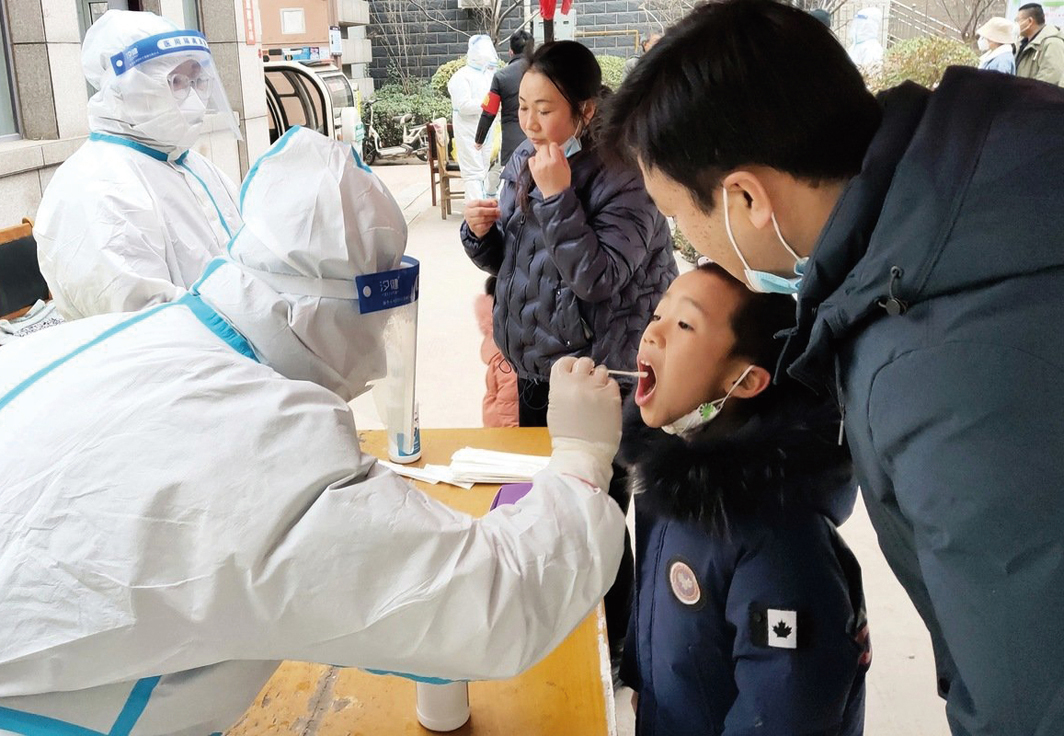 1月12日，一名河南省安陽市兒童接受新冠病毒核酸檢測。（STR/AFP via Getty Images）