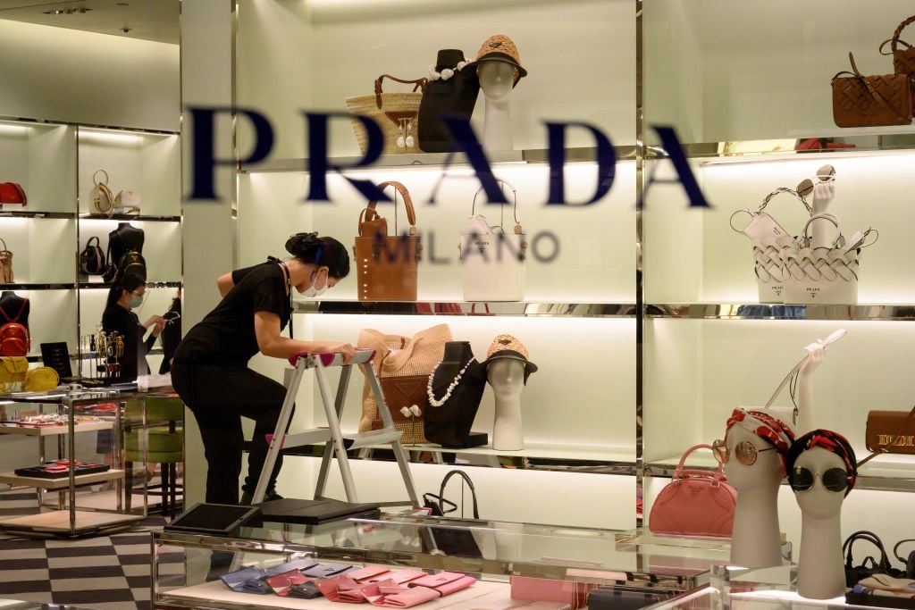 昨晚（18日）Prada集團發出盈喜，2021年按年收益飆升41%。（MLADEN ANTONOV/AFP via Getty Images）
