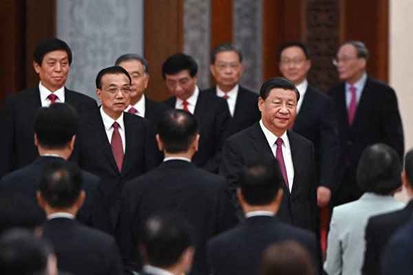 圖為習近平與中共政治局常委參加2021年9月30日的招待會。（Greg Baker/AFP via Getty Images）