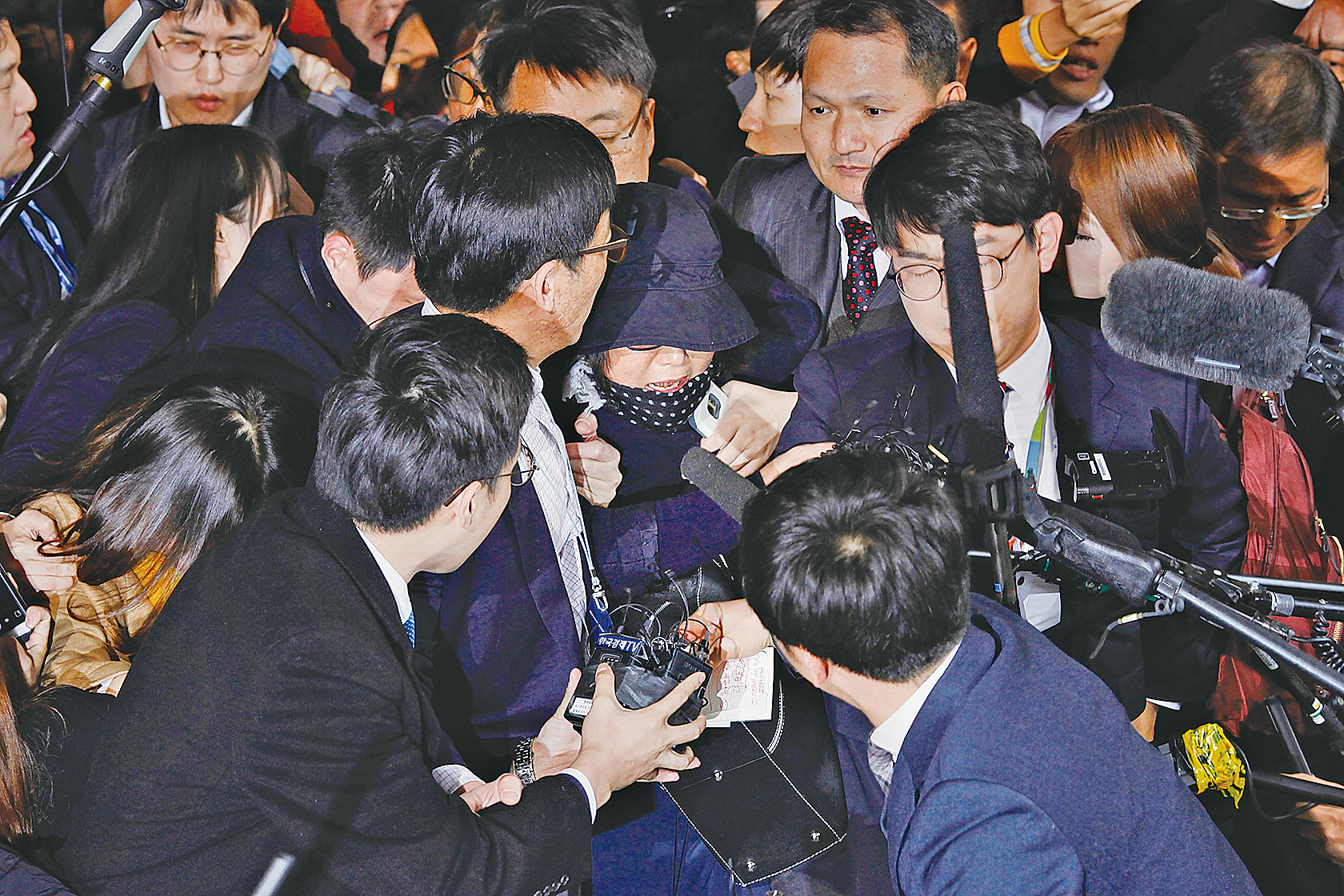 南韓總統朴槿惠密友干政事件擾攘日久，主角崔順實昨日首次露面，被大量傳媒包圍，至深夜南韓當局宣佈緊急拘留崔氏。（Getty Images）