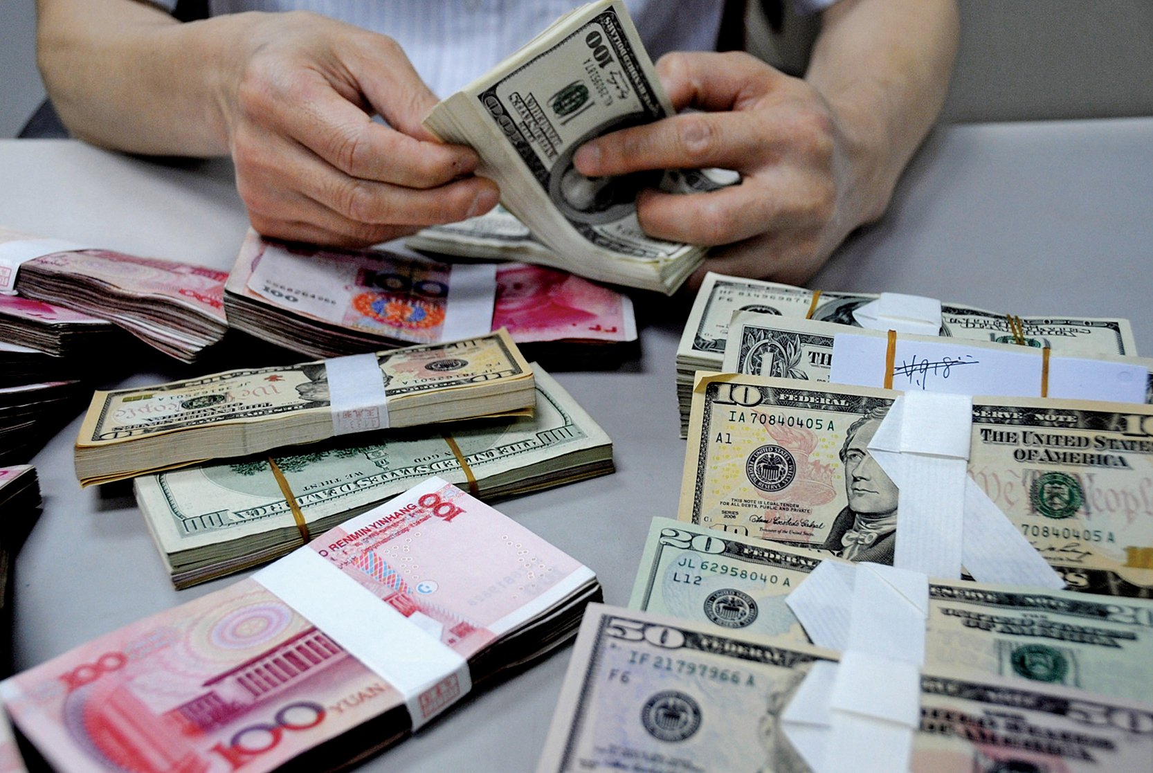 10月份人民幣兌美元匯率累計下跌1.6%，中共央行累計下調中間價1100多點。（Getty Images）