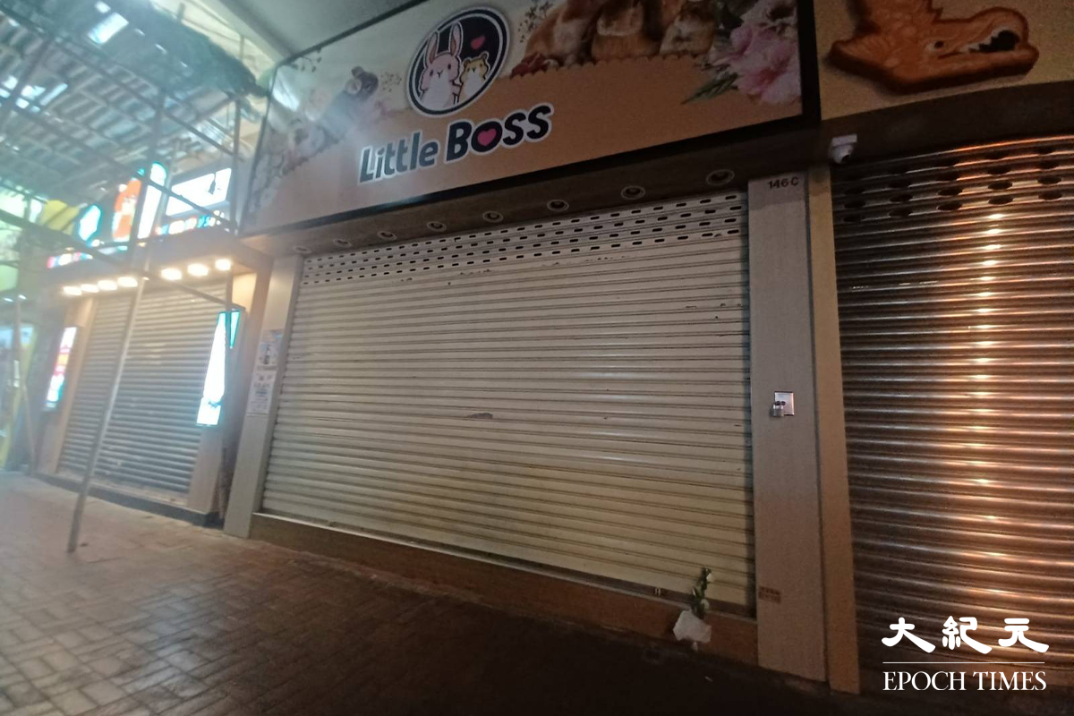 晚上10時許，有市民於旺角Little Boss寵物店外放下一束白色鮮花悼念對撲殺的小動物。（麥碧／大紀元）