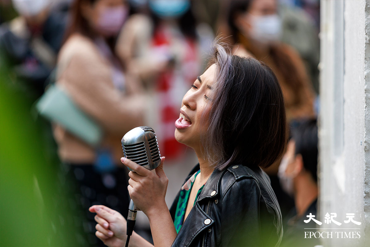 女歌手Kaona在街頭獻唱，她的甜美聲線令人感動。（明朗／大紀元）