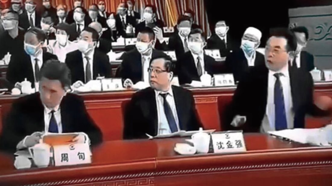 1月16日，重慶政協主席王炯在政協開幕會上做報告時，突然暈倒在主席台，全場官員譁然。（影片截圖）