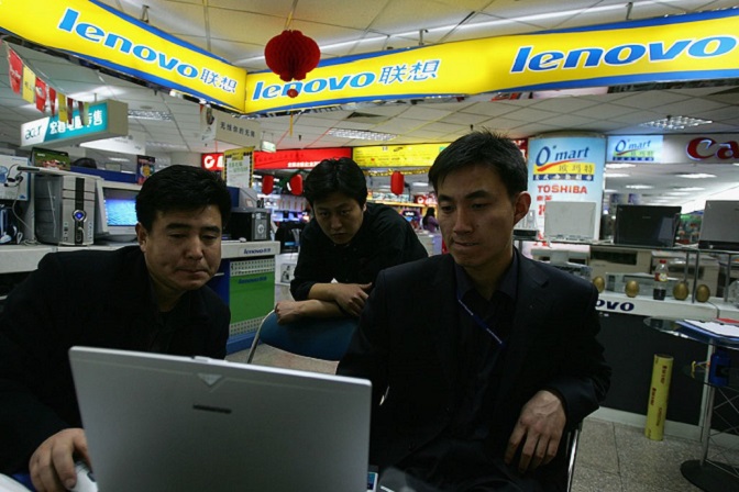 在聯想商店裡，顧客在調試電腦。 (Cancan Chu/Getty Images)