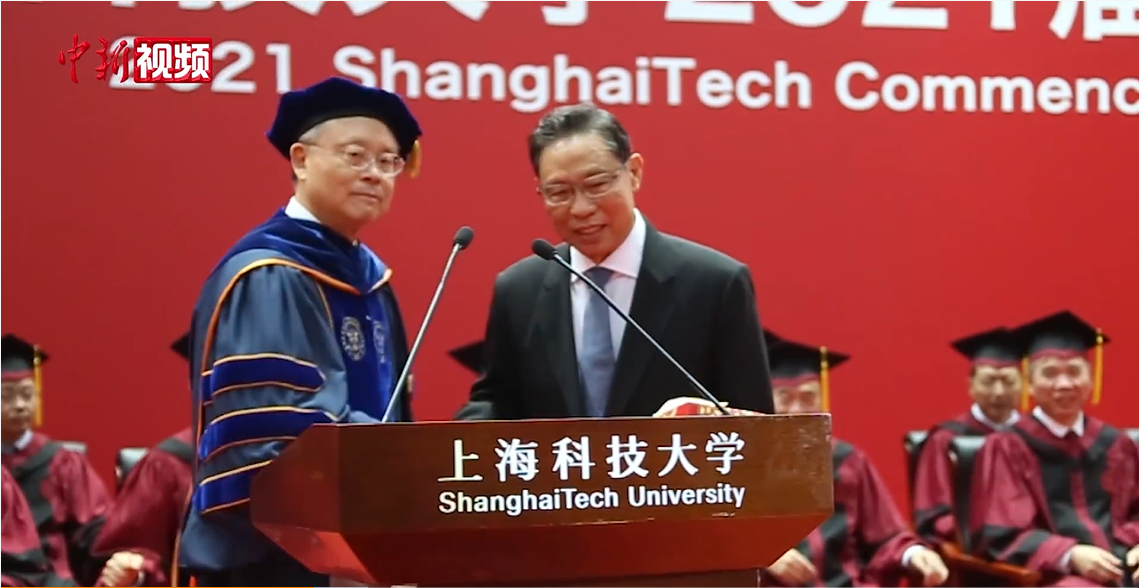 2021年7月，鍾南山在上海科技大學畢業典禮上發言時，江綿恆上前迎接並與其握手。（視頻截圖）