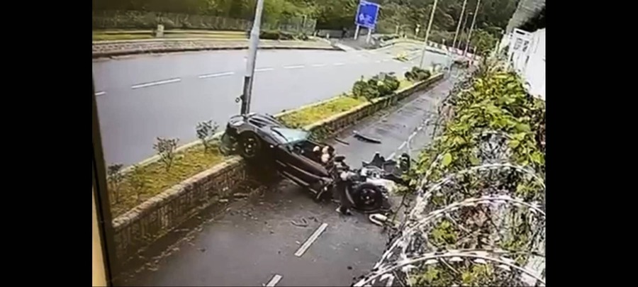 天雨路滑跑車剷上花槽 攔腰飛撞燈柱險斷成兩截