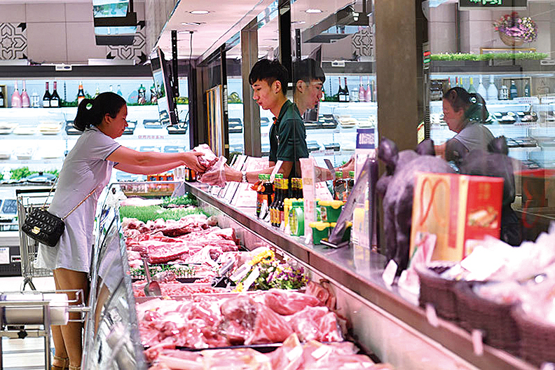德國反禁藥組織（NADA）日前強烈呼籲運動員勿食用中國肉品，以免攝取到「瘦肉精」違反禁藥規定。圖為2019年7月10日，北京一超市內市民購買豬肉。（大紀元資料室）
