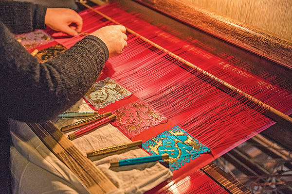 中華文明成為人類唯一倖存的文明古國，有一個重要的原因：她是神傳下來的文化。她敬天敬地的傳統來自於天，正如她舉世無雙的絲綢、茶葉來自於天。圖為中國烏鎮婦女正在編織傳統絲綢。（Botond Horvath/Shutterstock）