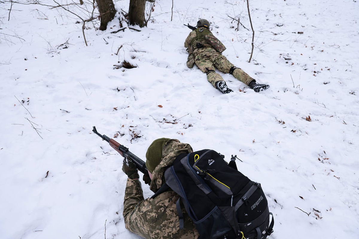 烏克蘭與俄羅斯的緊張局勢升級。圖為2022年1月22日，烏克蘭平民在基輔的森林中參加防禦訓練。（Sean Gallup/Getty Images）