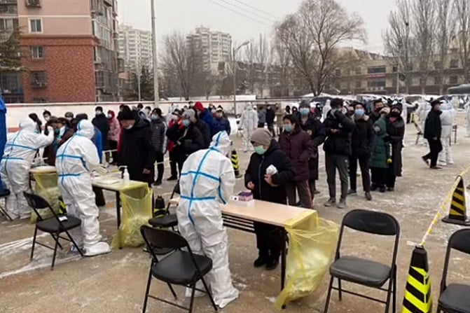 1月24日，北京朝陽區民衆排隊做核酸檢測。（視像截圖）