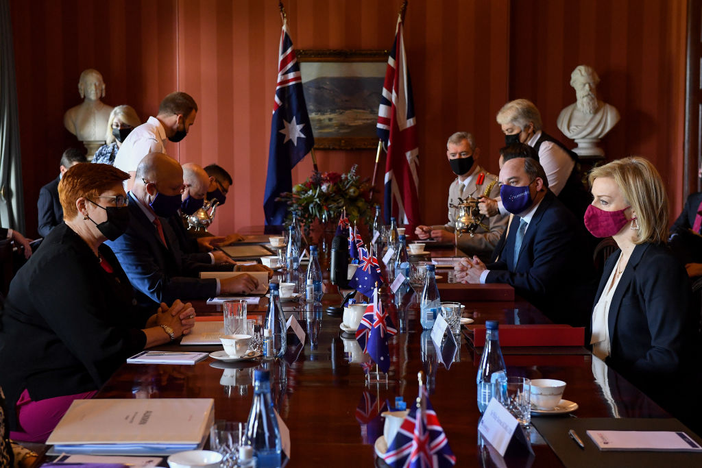 英國外相卓慧思（右）日前於澳洲出席AUKMIN磋商會。（Bianca De Marchi-Pool/Getty Images）