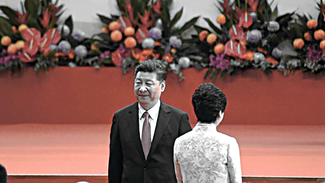 分析人士表示，效命中共強權的林鄭，已經眾叛親離。（ ANTHONY WALLACE/AFP/Getty Images）
