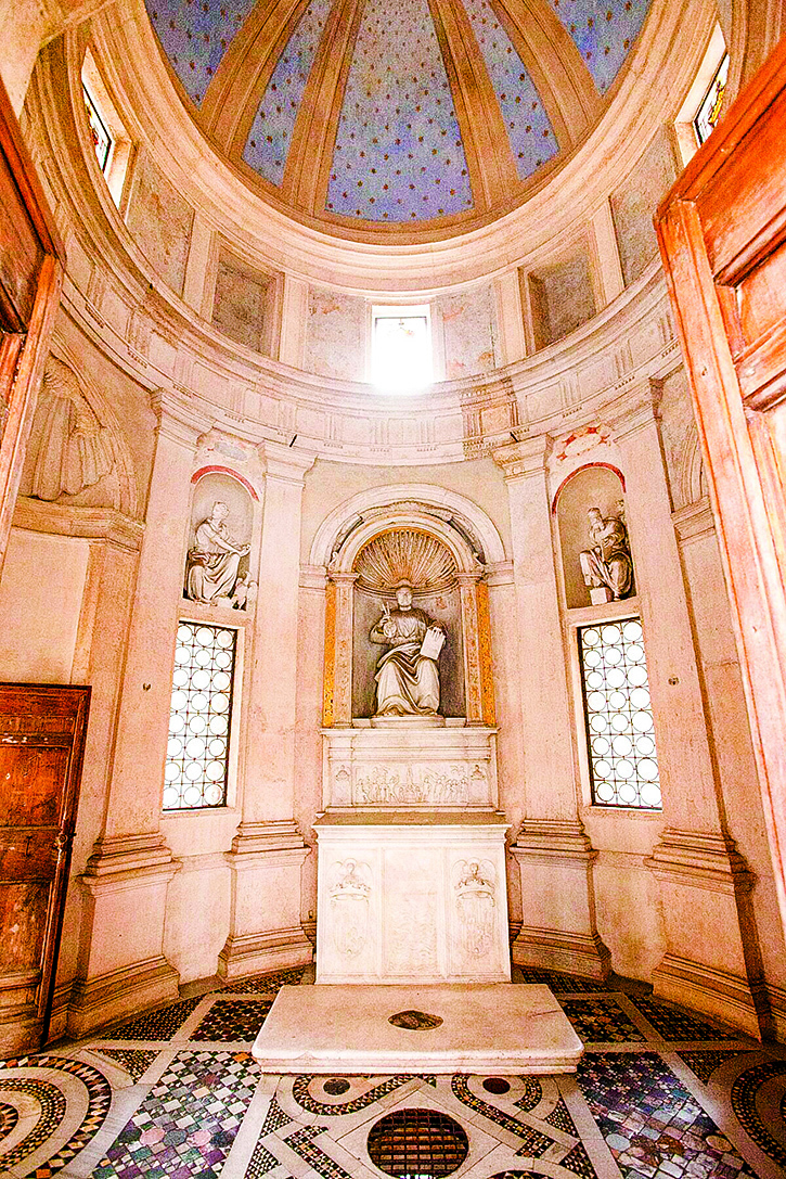 小教堂內部，聖彼得的雕像位於中央。圓形房間的中心，有一個洞，垂直往下看去，地下室有一個十字架圖案，是聖彼得殉難的地點。(JHSmith/The Epoch Times)