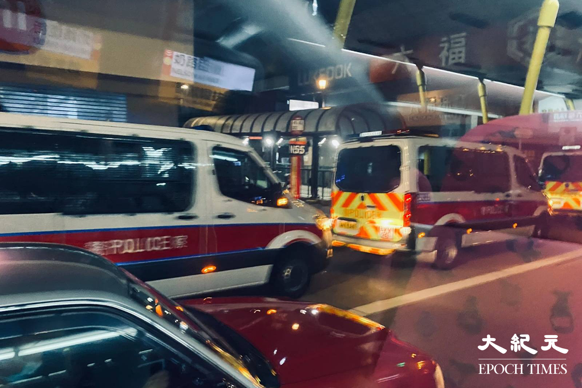 警方接報後派出三輛衝鋒車，約10名衝鋒隊警員到場。（卓相如／大紀元）