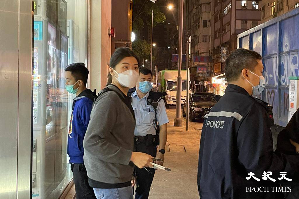 警員到場經調查後，將Tempo哥及其友人（藍衫男子）以涉嫌勒索罪名拘捕，押返警署扣查。（卓相如／大紀元）