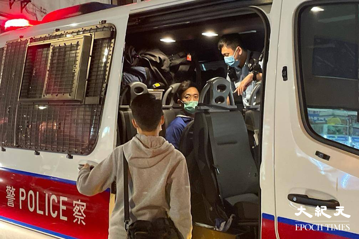 警員到場經調查後，將Tempo哥及其友人（藍衫男子）以涉嫌勒索罪名拘捕，押返警署扣查。（卓相如／大紀元）