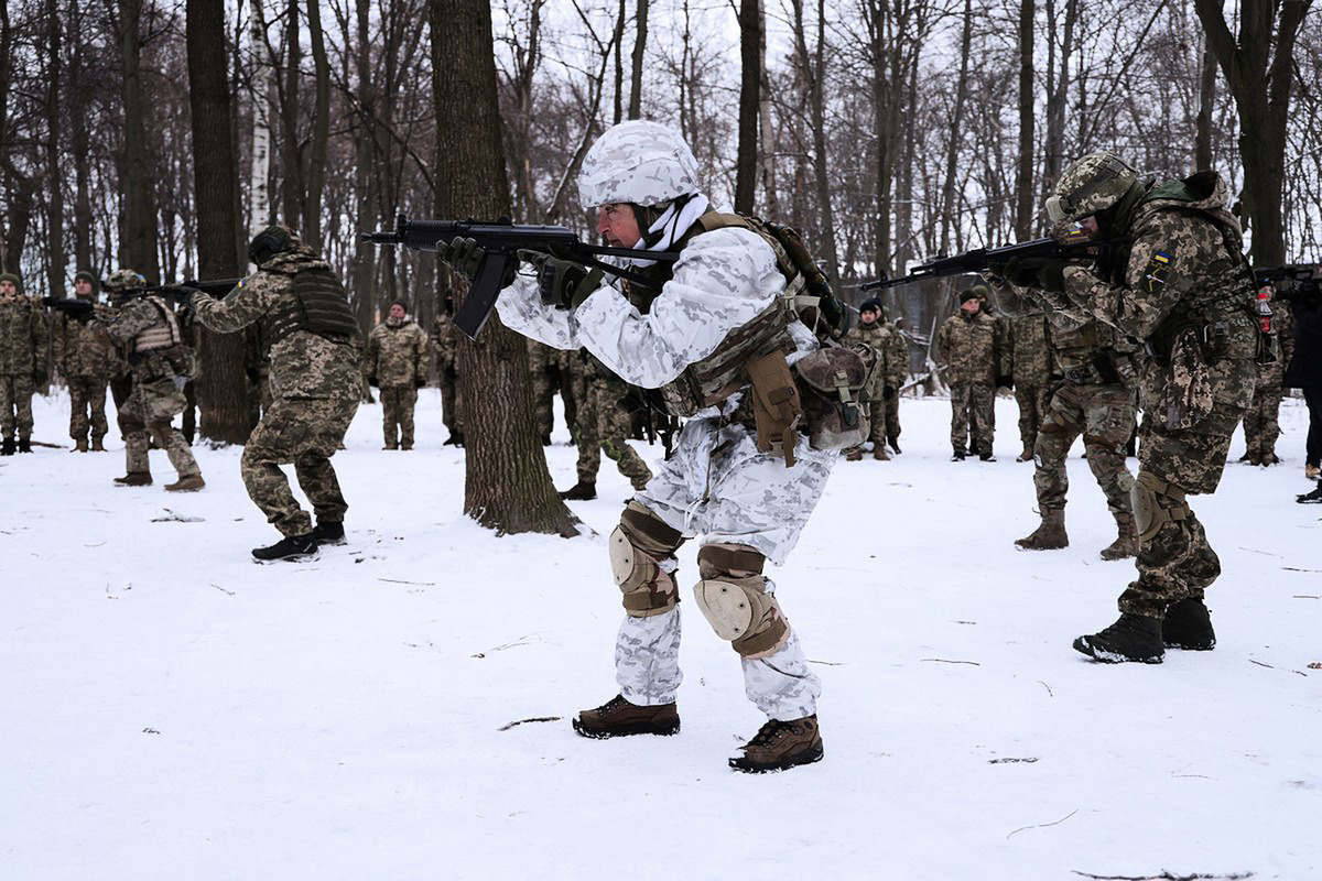 1月22日，成千上萬的烏克蘭平民在基輔森林中參加防禦訓練。（Getty Images）