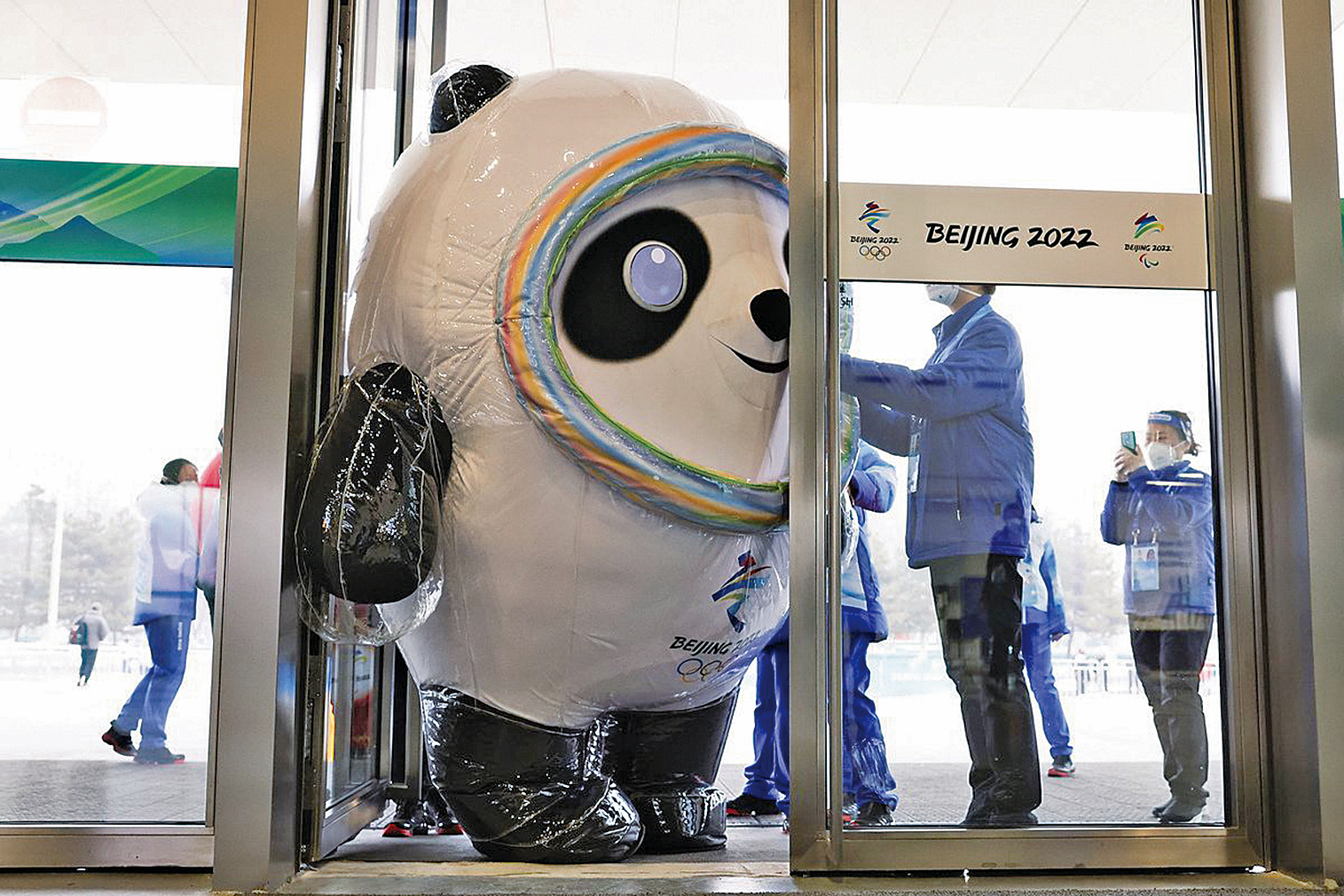 2022年1月24日，中國北京，一名工作人員裝扮成北京2022年冬奧會吉祥物，試圖進入主媒體中心。（Lintao Zhang/Getty Images）