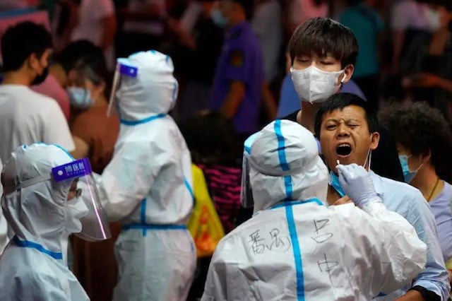 2022年1月，廣東省已多地出現病例，民衆在做核酸檢測。（視像截圖）