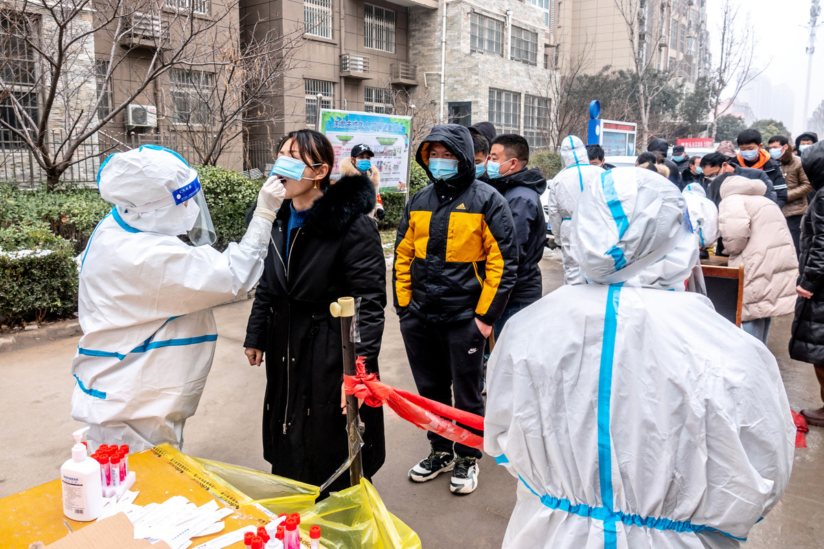 2022 年 1 月 26 日，中國河南省安陽市居民正在排隊接受核酸檢測。（STR/AFP via Getty Images）