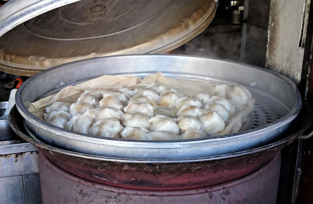 台南口味的蒸肉圓，既不油炸也不泡油，而且還三個小肉圓算一份。(圖/鄧玫玲)