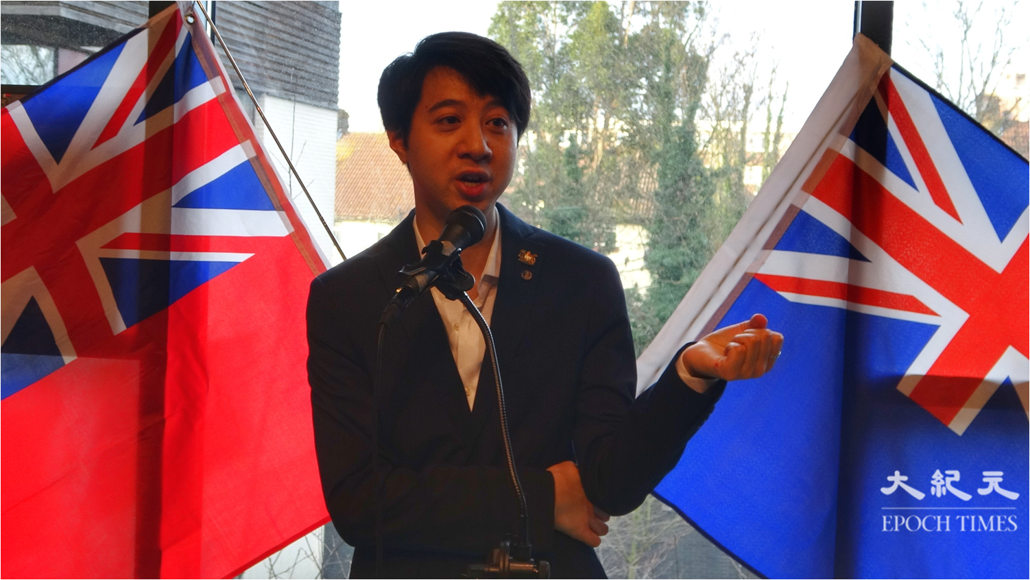 李志烺在活動開始後，上台發言分享香港文化歷史。（文苳晴／大紀元）