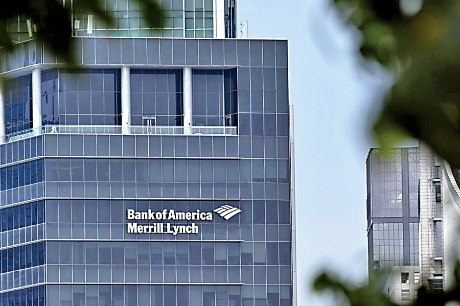 外媒稱美國銀行正考慮將部份香港員工遷往新加坡。圖為美國銀行新加坡總部。（ROSLAN RAHMAN/AFP via Getty Images）