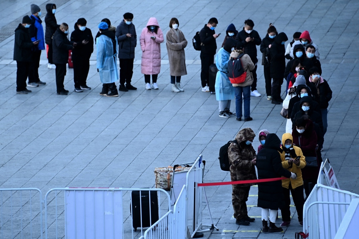 2022 年 1 月 27 日，北京市民排隊接受中共病毒（Covid-19）核酸檢測。（Noel Celis/AFP via Getty Images）