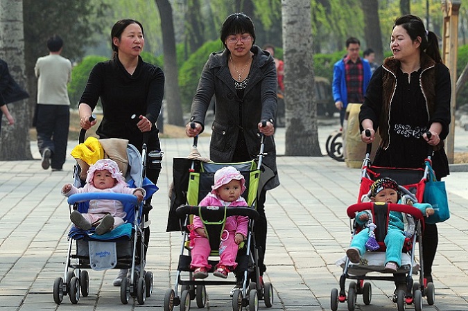 中國新生兒跌破900萬 2030年失能老人將達1億