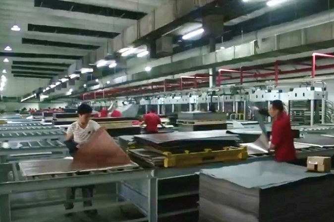 中國工人在工廠裡操作。（視像截圖）