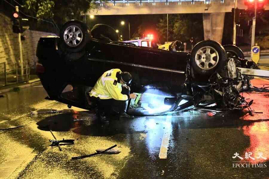 赤口凌晨私家車高速撞欄四輪朝天 一乘客送院搶救 男司機涉醉駕被捕