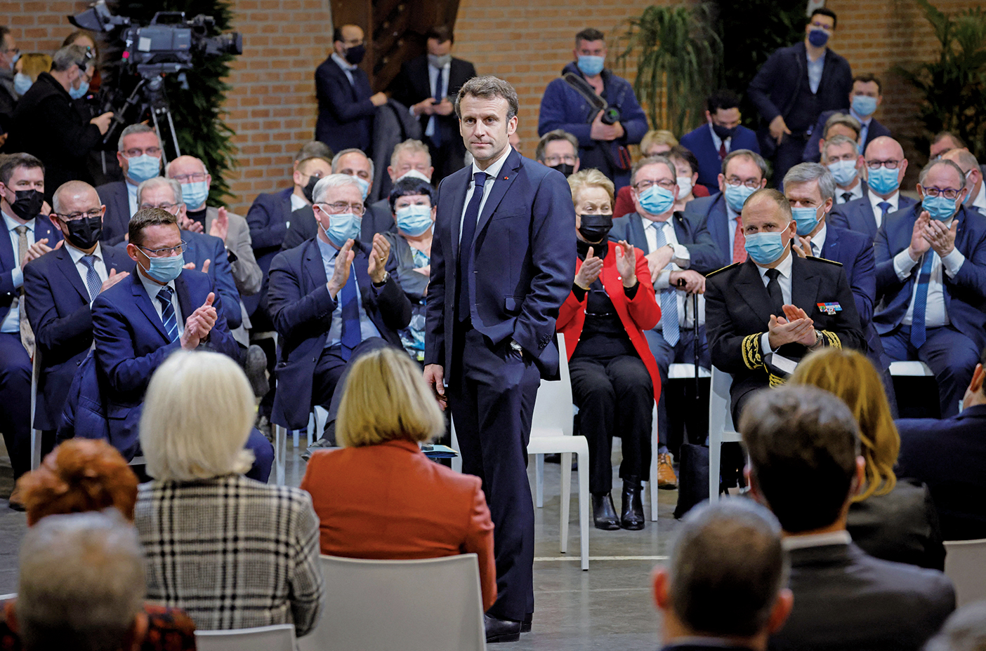 法國2月2日開始第一階段的放鬆。圖為2022年2月2日，法國總統馬克龍在法國北部列萬鎮（Lievin）向當地官員發表講話。（Getty Images）
