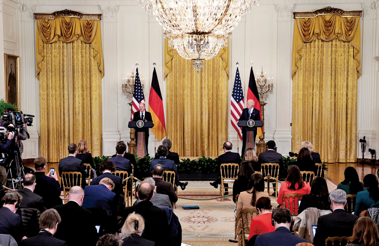 2月7日，德國總理朔爾茨（Olaf Scholz，左）與美國總統祖拜登（右）在白宮東廳舉行聯合記者會。（Getty Images）