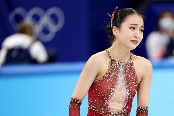 2022年2月7日，冬奧會花樣滑冰團體賽決賽，在最後一項女單自由滑比賽中，原美籍華人朱易代表中國隊出戰，再次出現連續失誤。比賽還沒有結束，她已止不住流下眼淚。(Lintao Zhang/Getty Images)