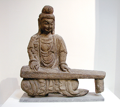 北魏時代的撫琴石佛像，出土於山西，藏於巴黎吉美國立亞洲藝術博物館（公有領域） 