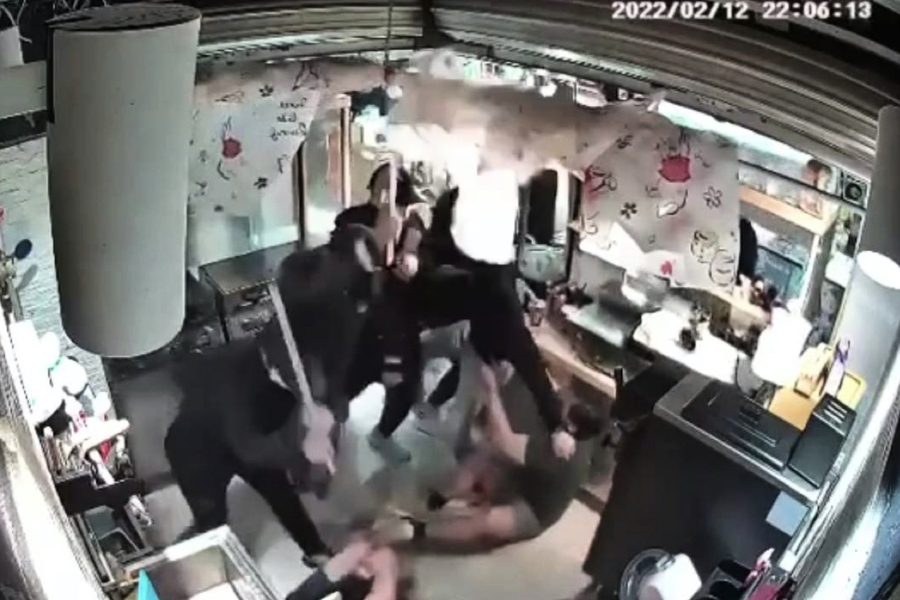 5名黑衣男子夜襲蛋糕店2店員 1人被捕至少3人逃逸（有片）