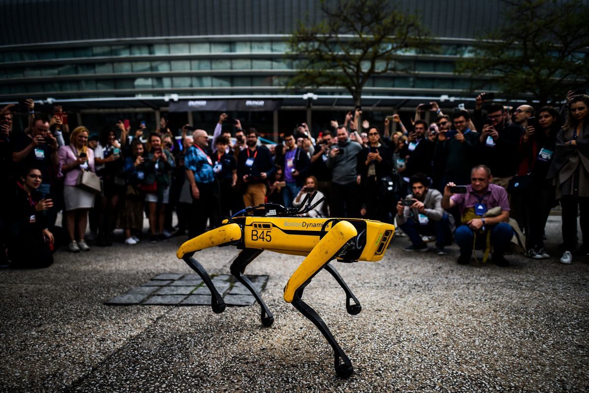 圖為美國波士頓動力公司2019年在葡萄牙里斯本展示的另一款機器狗Spot。（PATRICIA DE MELO MOREIRA/AFP /AFP via Getty Images）