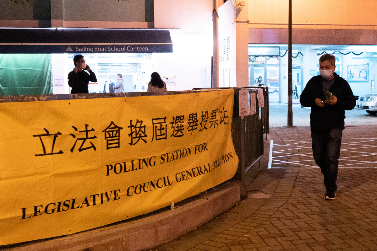 一名男子涉在個人社交媒體發佈及轉發3則貼文，煽惑他人在2021年立法會選舉中投白票被控，獲准保釋至下周二再訊。資料圖片。(Bertha Wang/AFP)