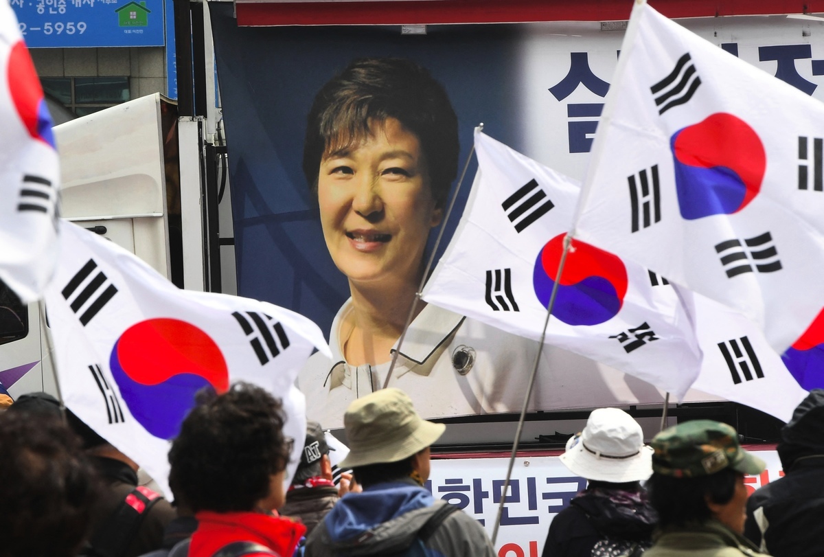 2018年4月6日，韓國前總統朴槿惠的支持者在首爾中央地方法院外舉行集會，要求釋放朴槿惠。（Jung Yeon-je / AFP）