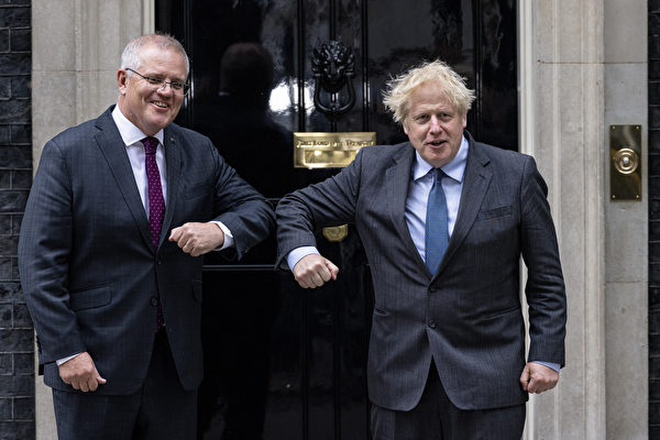 2022年2月17日，英澳兩國首腦發表聯合聲明，要加強雙方的安全協作關係。圖為2021年6月14日，澳洲總理莫里森和英國首相約翰遜在英國首相官邸門前互相致意。(Rob Pinney/Getty Images)