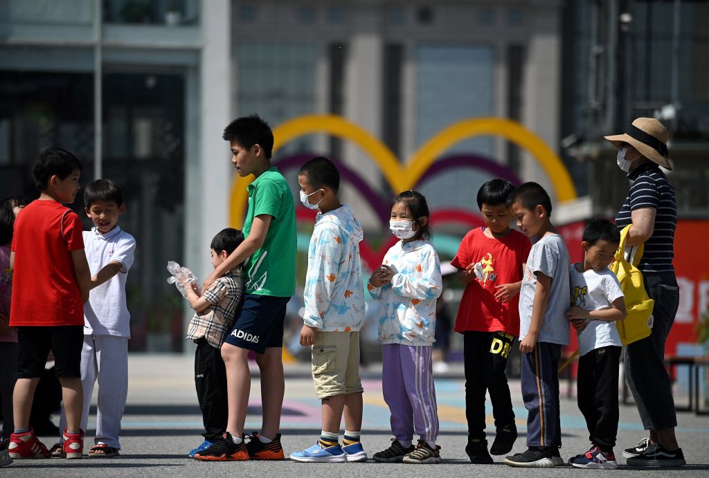 2021年6月1日，中共宣布允許一對夫婦生三胎的第二天，北京的孩子們在排隊玩滑梯。（NOEL CELIS/AFP via Getty Images）