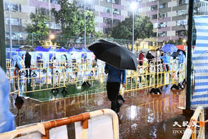 石硤尾邨第21座延長圍封強檢至今午  逾150人初確  居民冷雨中檢測嘆暖爐無用