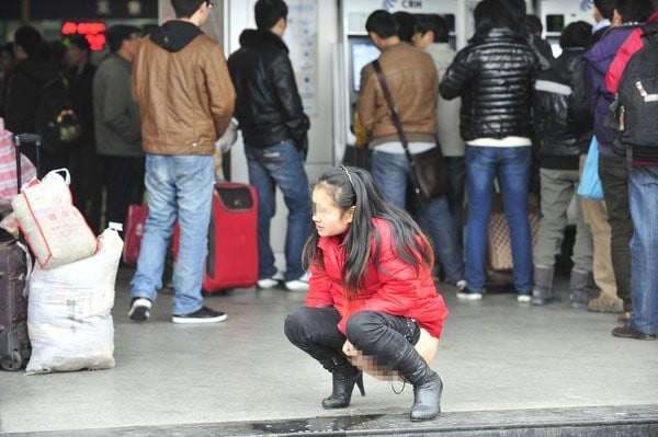 經過共產黨幾十年的洗腦和改造，中國人徹底變了：在公共場合隨地小便。（網絡圖片）