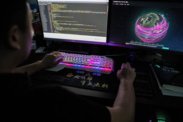 在過去的5年裏，韓國17家銀行每天約遭600次網絡攻擊，其中，來自中國方面最多。圖為2020年8月4日，中國一黑客組織的成員在其位於東莞的辦公室使用電腦。（Nicolas Asfouri/AFP）