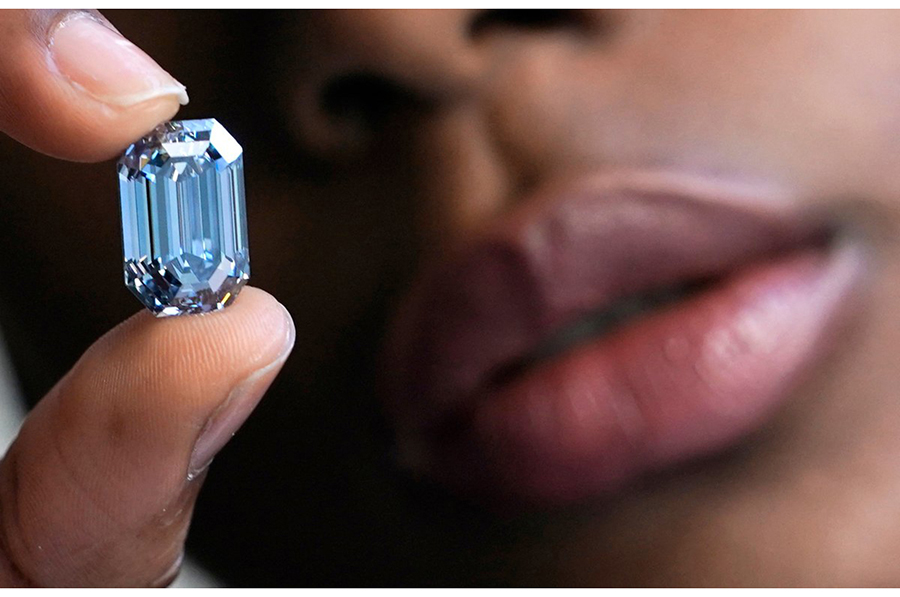 2月16日，蘇富比拍賣行（Sotheby’s）宣布將於4月在香港拍賣名為The De Beers Cullinan Blue的藍鑽，這顆藍鑽為目前拍賣史上最大，重達15.10克拉，估價逾4,880萬美元。這枚藍鑽的原石是來自於2021年南非的De Beers的礦區庫利南鑽礦，採用長方形階梯式切割方式，這種切割方式常出現在顏色淨度較高的白鑽上，但很少出現在彩鑽上。（Timothy A. Clary/AFP）◇
