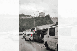 早上屯門公路8車交通意外 客貨車被撞至凌空架起 一司機送院治理