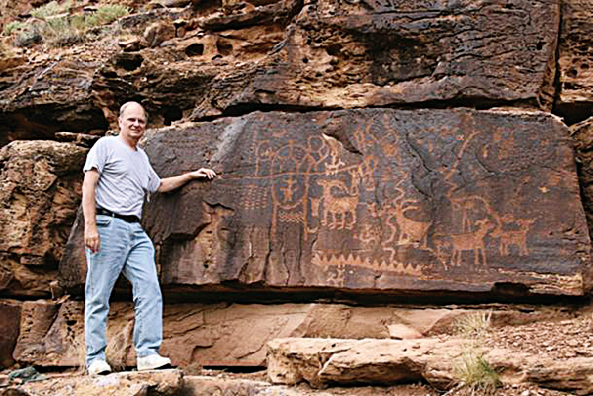Ruskamp博士和他在猶他州發現一個岩畫。（ John Ruskamp）