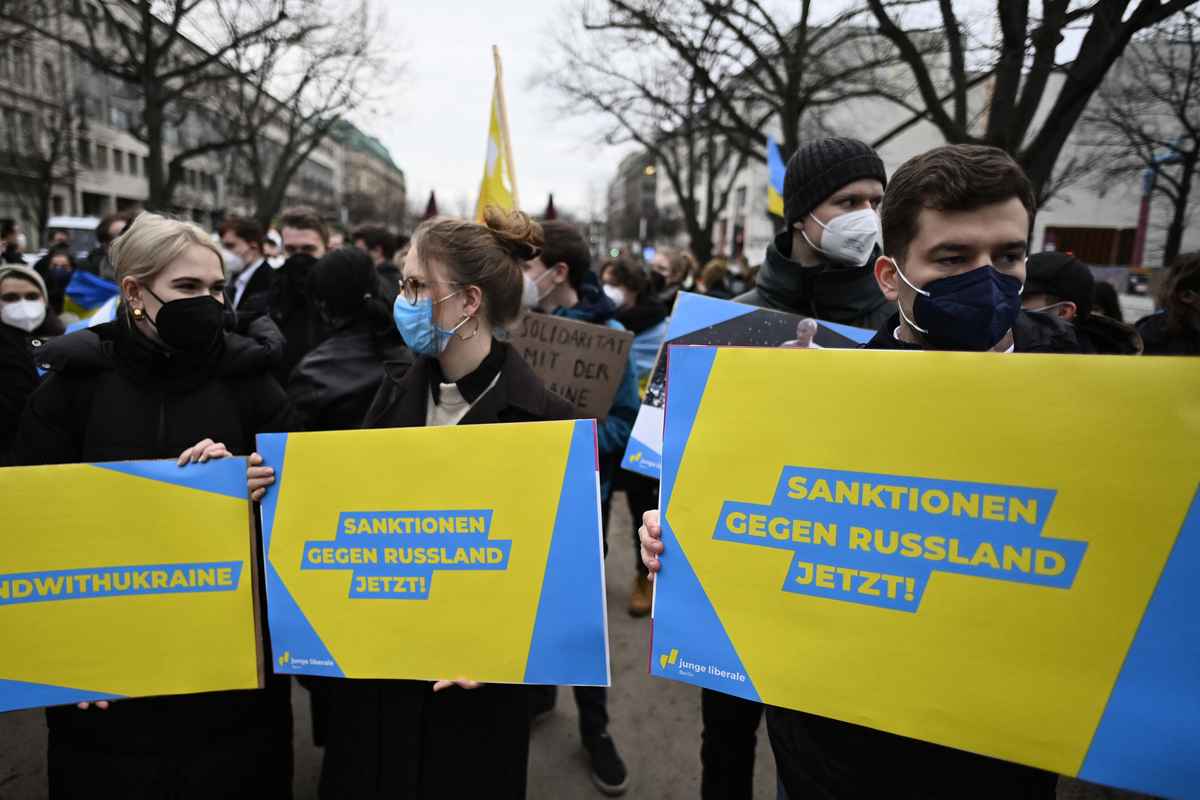 2022年2月22日，抗議者在莫斯科駐柏林大使館門前示威，要求國際社會對俄羅斯實施制裁。他們舉的標語上寫著「立即制裁俄羅斯」。（John MACDOUGALL/AFP）